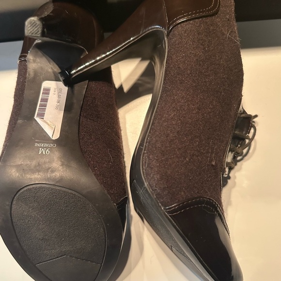 **3 for $15**Peter Nygard Brown Heeled Boots with Elegant Design - Picture 4 of 5